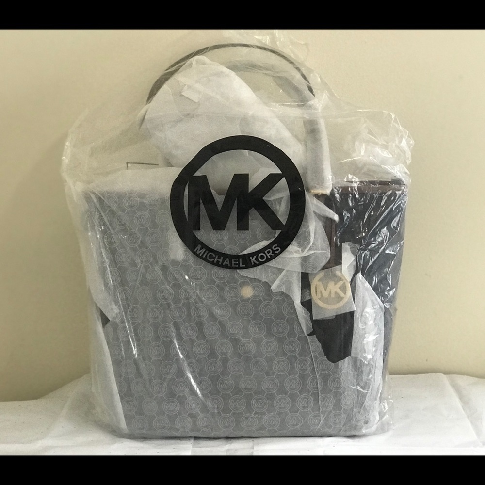 💕💕Michael Kors Large Snap Pocket Tote - Picture 8 of 8